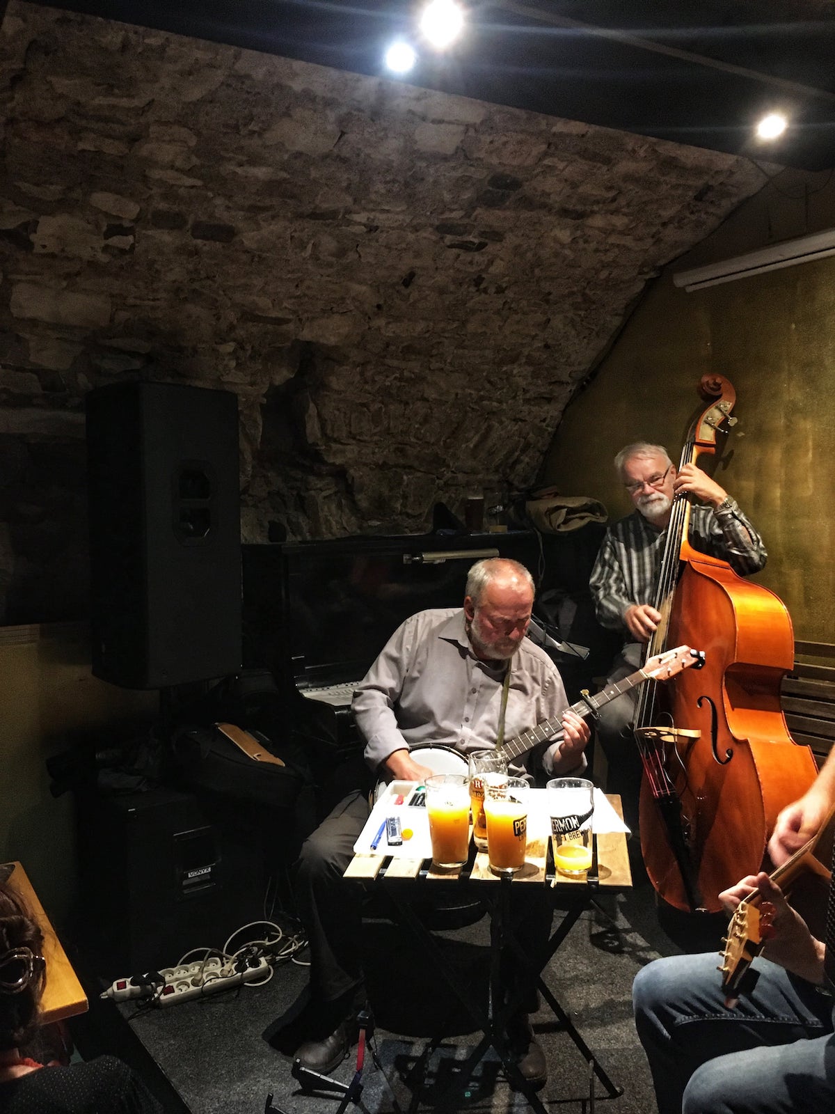 Dvě piva permon na stolku u dvou hudebníků v baru na Praze 1