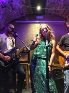 Mariana a kytarista během koncertu v jazz baru M4 na Malé straně u Karlova mostu